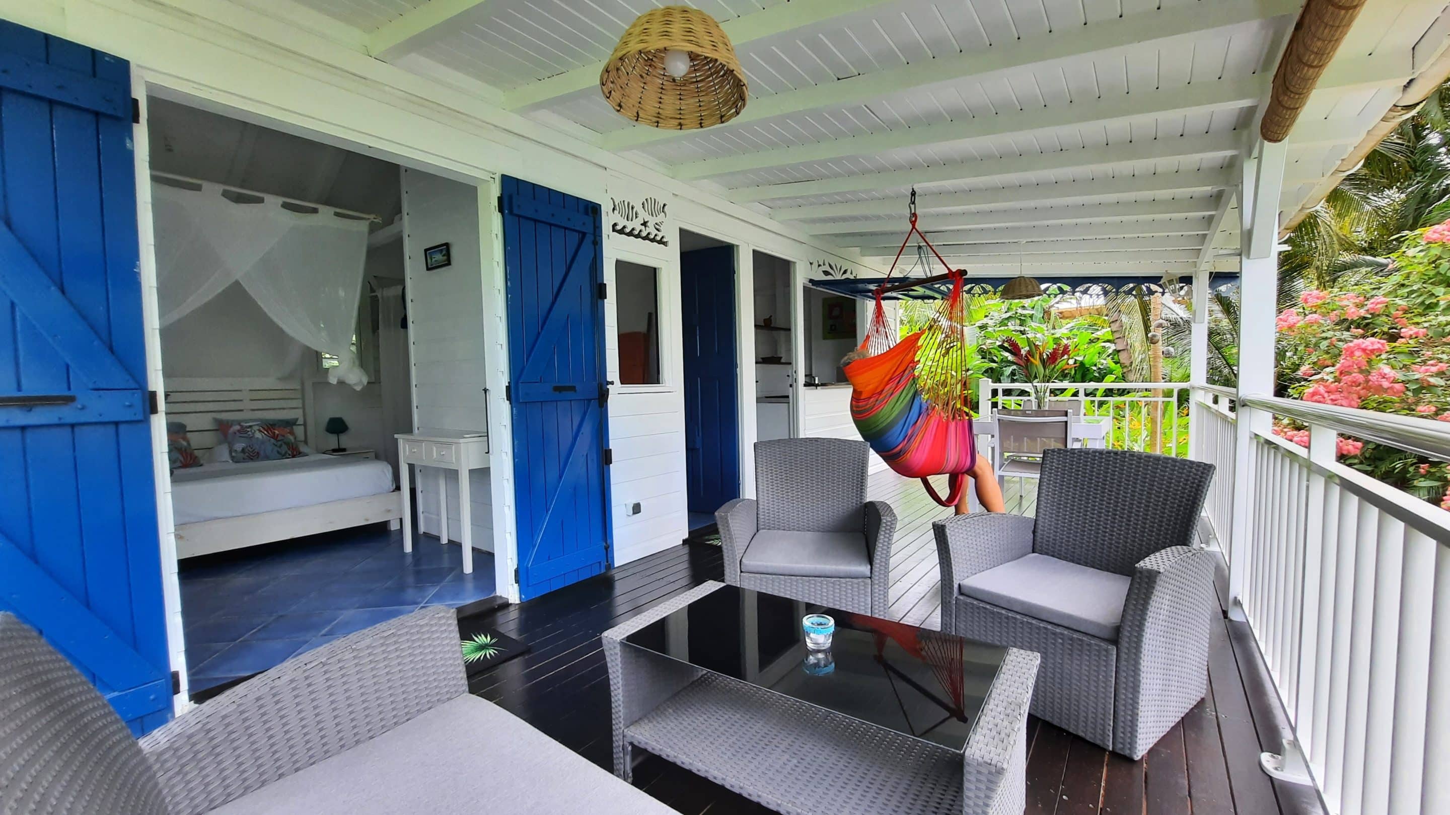 Location gîte de charme en Guadeloupe : bungalow Case Caraïbes niché au cœur d'un jardin tropical luxuriant à proximité de Deshaies